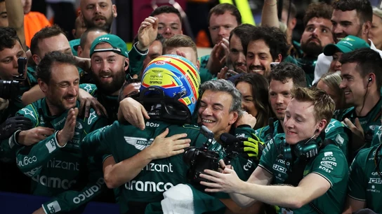 Fernando Alonso abraza a sus mecánicos de Aston Martin Fernando Alonso abraza a sus mecánicos de Aston Martin