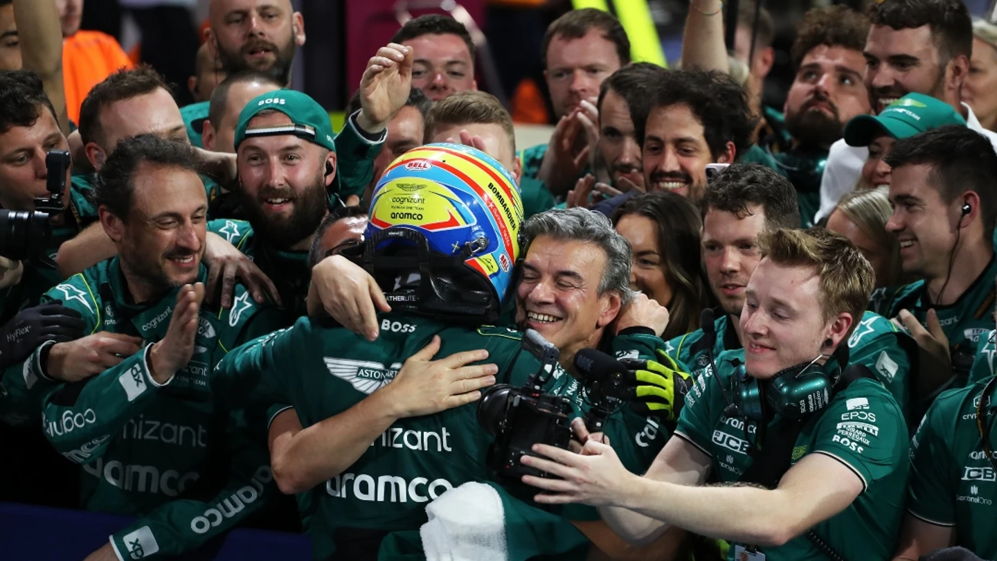 Fernando Alonso abraza a sus mecánicos de Aston Martin Fernando Alonso abraza a sus mecánicos de Aston Martin