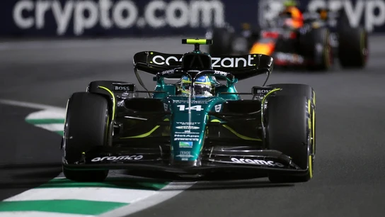 Fernando Alonso, por delante de un Red Bull en Jeddah Fernando Alonso, por delante de un Red Bull en Jeddah