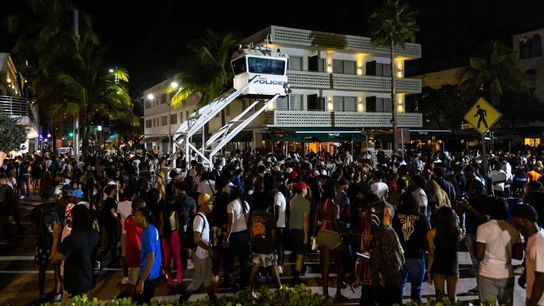 Una multitud en Ocean Drive durante la 'Spring Break' en Miami Beach. Una multitud en Ocean Drive durante la 'Spring Break' en Miami Beach.