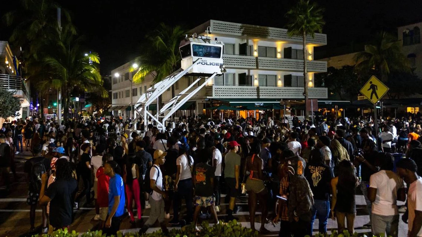 Una multitud en Ocean Drive durante la 'Spring Break' en Miami Beach. Una multitud en Ocean Drive durante la 'Spring Break' en Miami Beach.