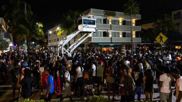 Una multitud en Ocean Drive durante la 'Spring Break' en Miami Beach.