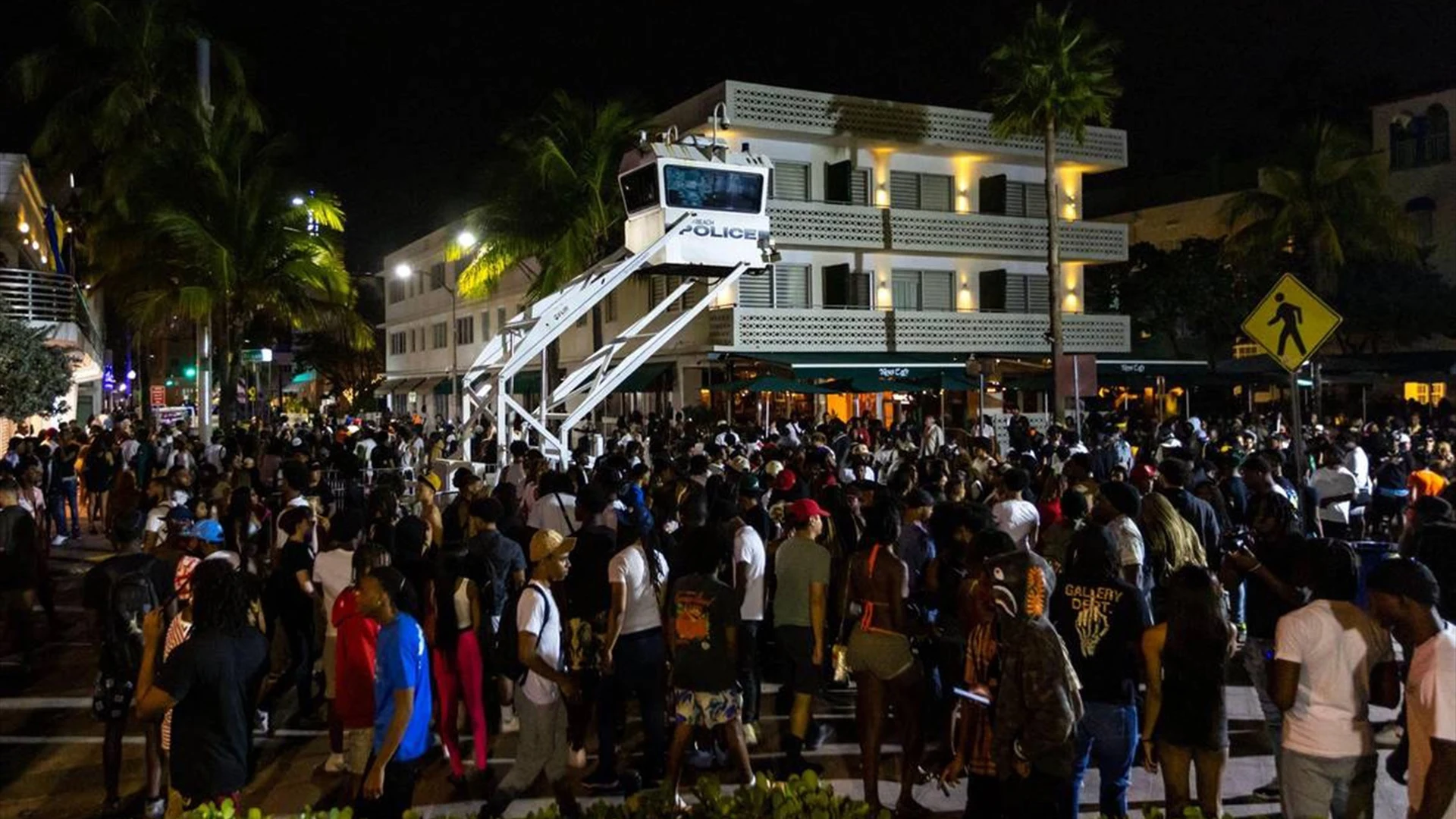 Una multitud en Ocean Drive durante la 'Spring Break' en Miami Beach.