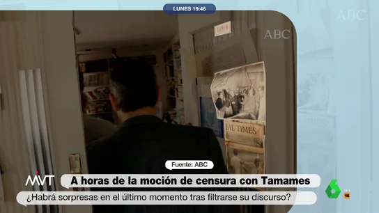 Ramón Tamames enarbolando una bandera comunista: la foto de los años 70 que él tiene en su despacho Ramón Tamames enarbolando una bandera comunista: la foto de los años 70 que él tiene en su despacho