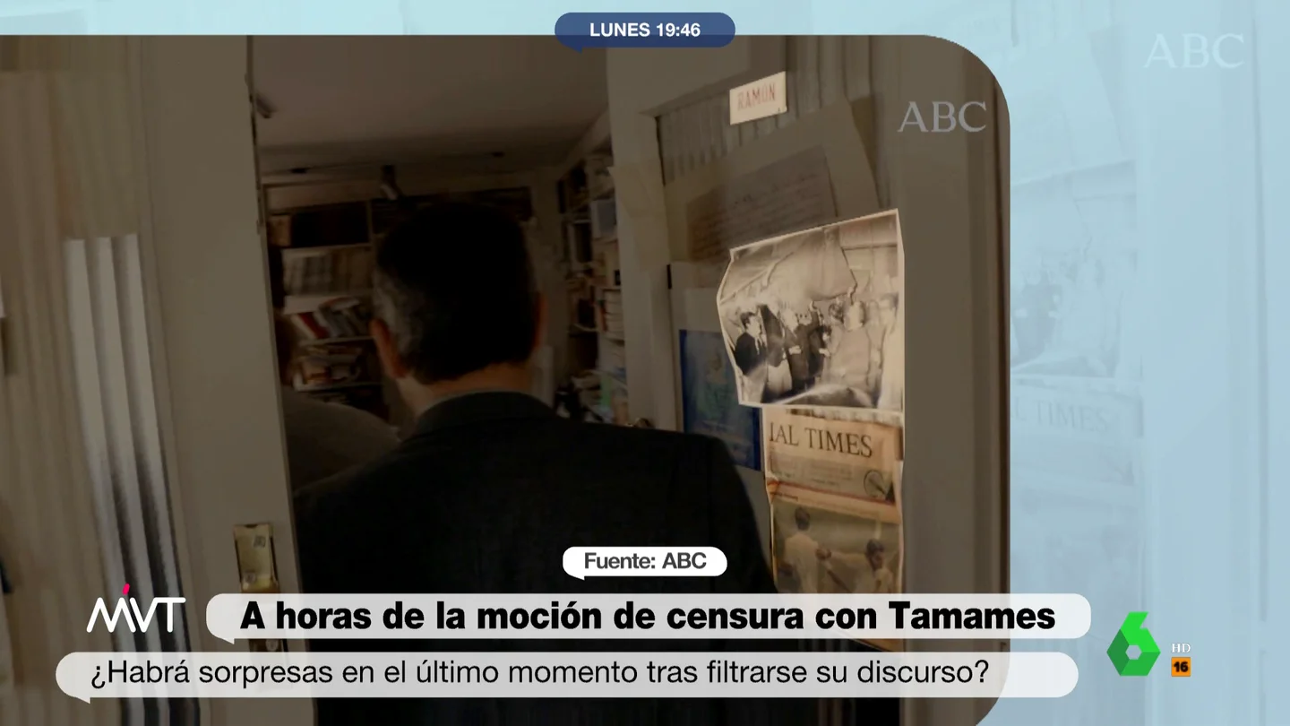 Ramón Tamames enarbolando una bandera comunista: la foto de los años 70 que él tiene en su despacho Ramón Tamames enarbolando una bandera comunista: la foto de los años 70 que él tiene en su despacho