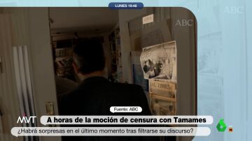 Ramón Tamames enarbolando una bandera comunista: la foto de los años 70 que él tiene en su despacho