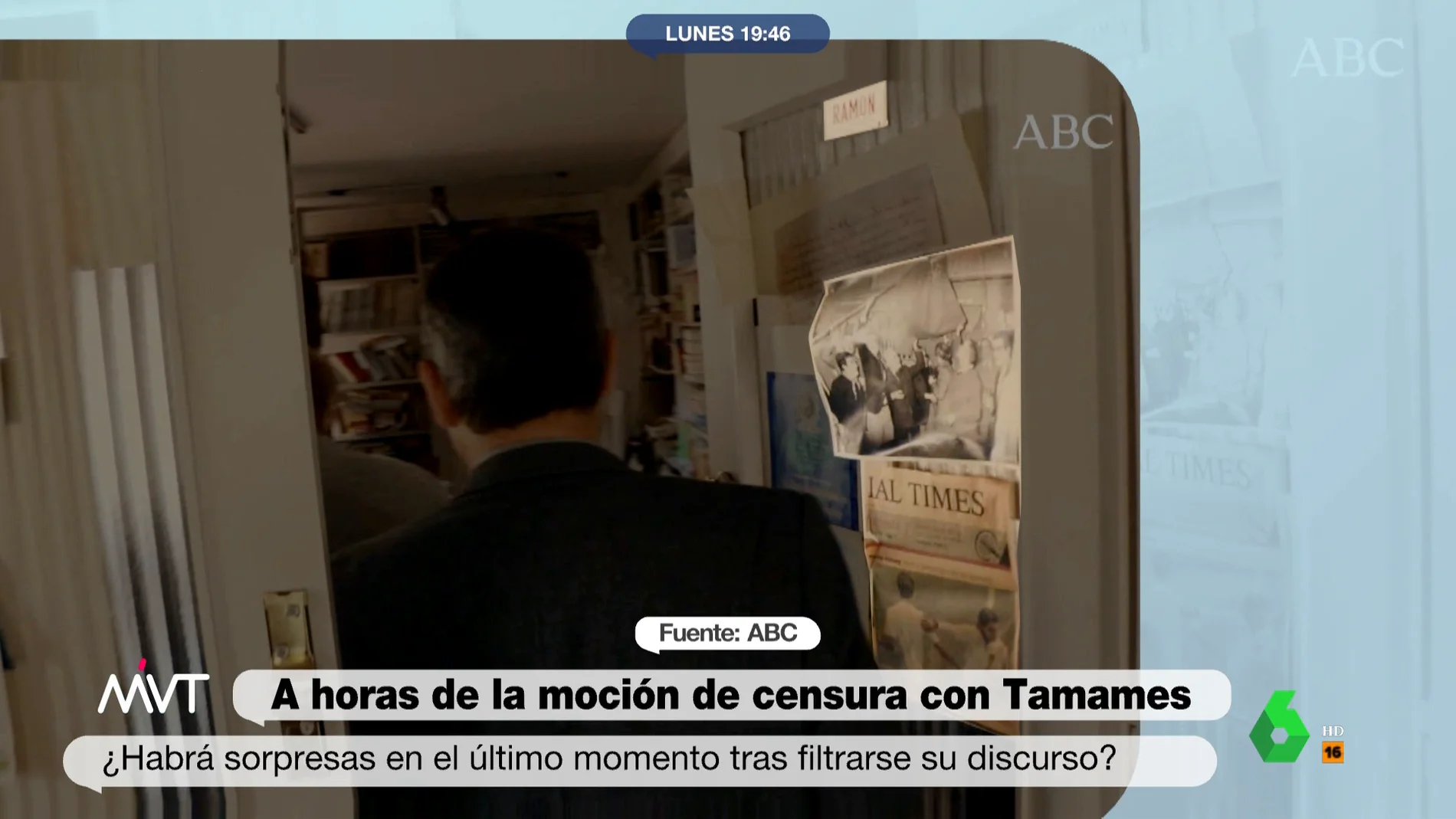 Ramón Tamames enarbolando una bandera comunista: la foto de los años 70 que él tiene en su despacho