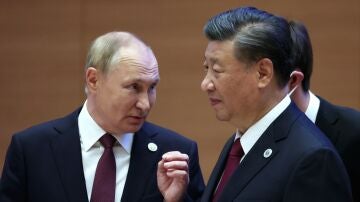 El presidente chino, Xi Jinping (d), junto al presidente ruso Vladimir Putin