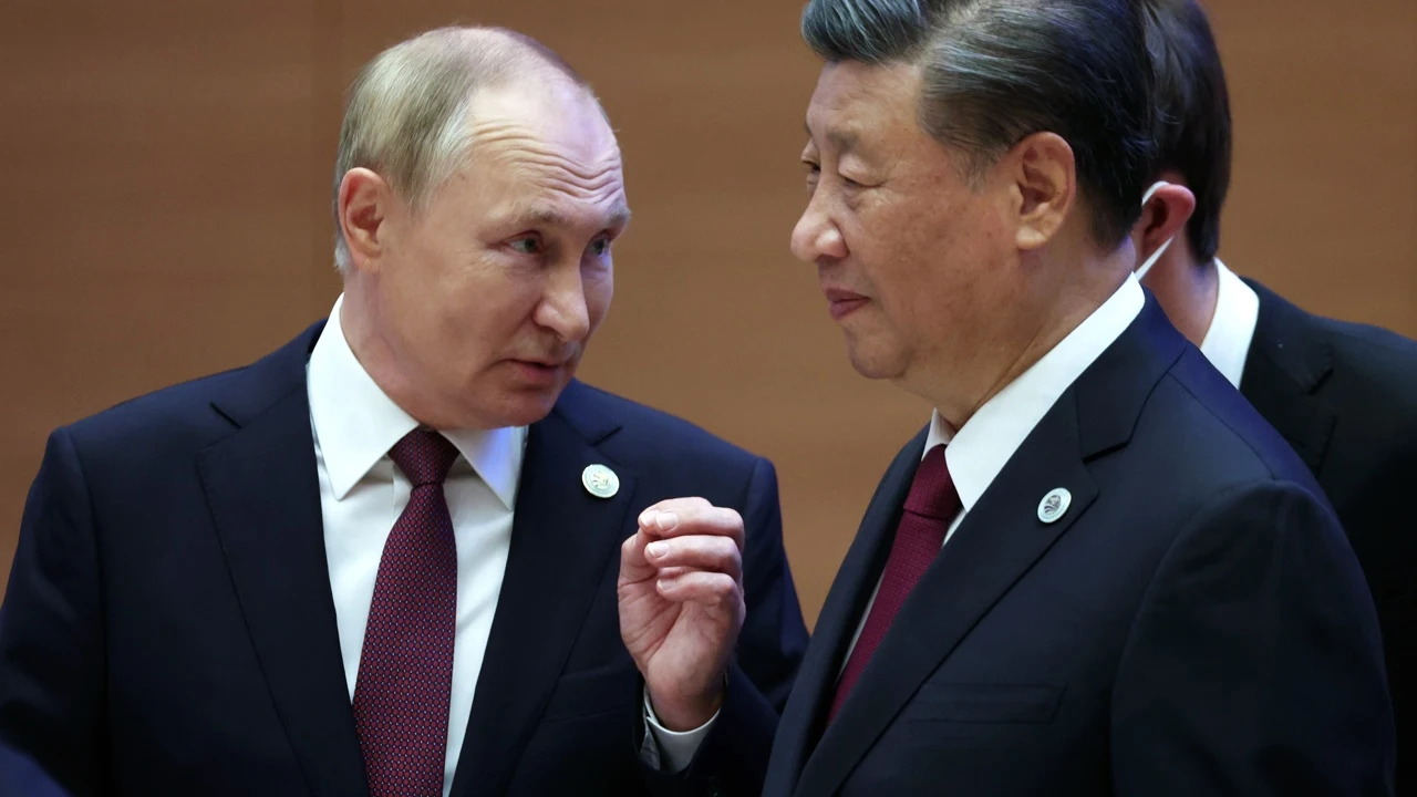 El presidente chino, Xi Jinping (d), junto al presidente ruso Vladimir Putin