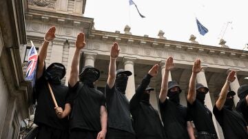 Un grupo de neonazis revienta una marcha por los derechos trans en Melbourne.