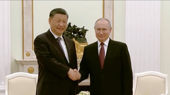 Xi Jinping y Vladímir Putin se dan la mano durante su encuentro Xi Jinping y Vladímir Putin se dan la mano durante su encuentro