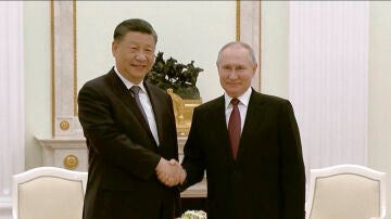 Xi Jinping y Vladímir Putin se dan la mano durante su encuentro