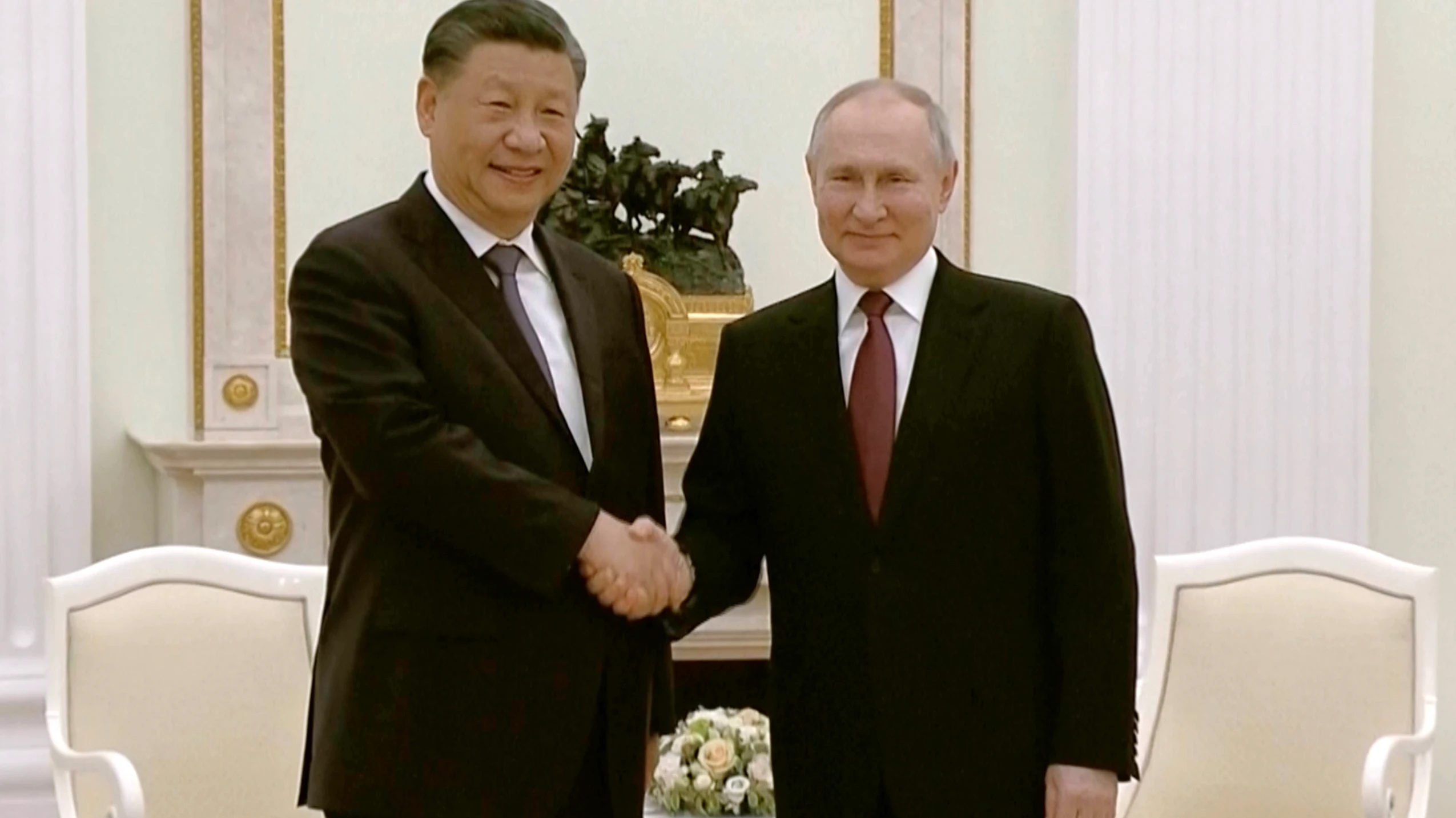 Xi Jinping y Vladímir Putin se dan la mano durante su encuentro