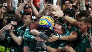 Fernando Alonso celebra su podio con Aston Martin