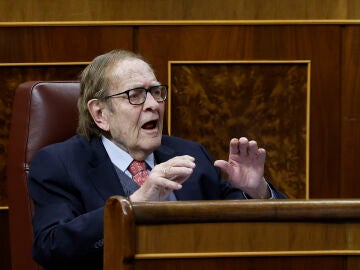 El enfado de Ramón Tamames durante la moción de censura en el Congreso.