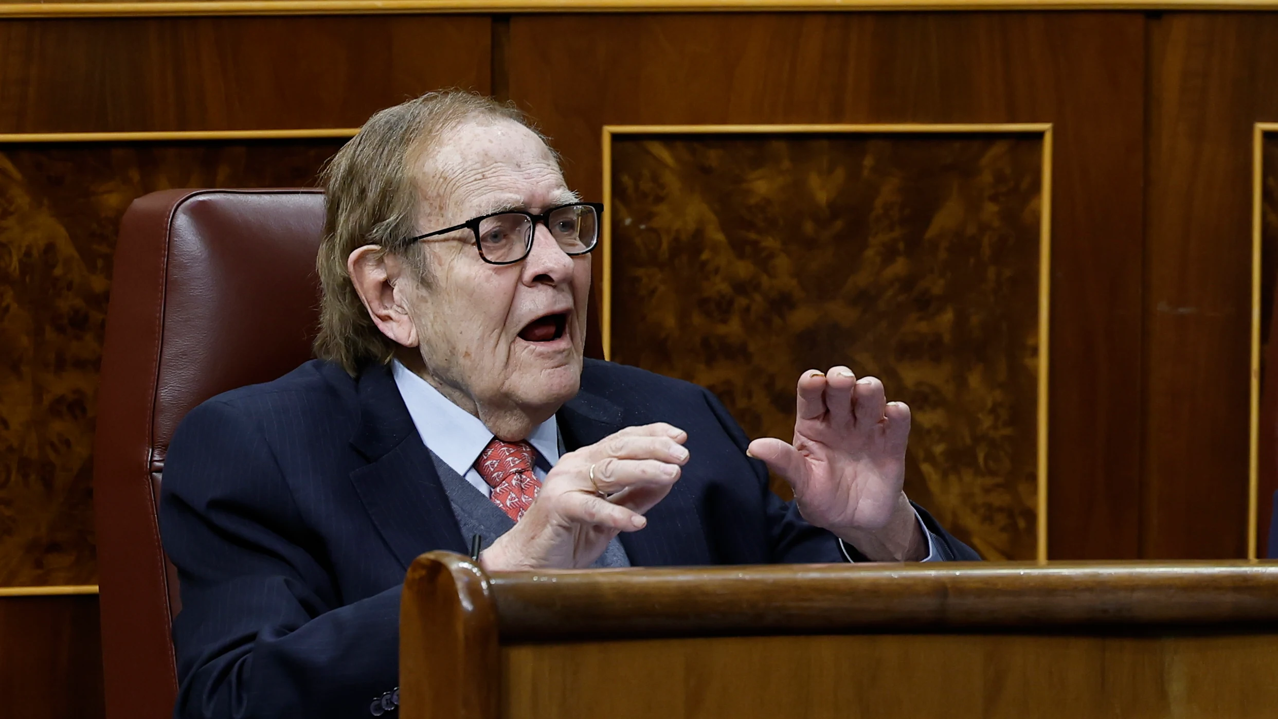 El enfado de Ramón Tamames durante la moción de censura en el Congreso.