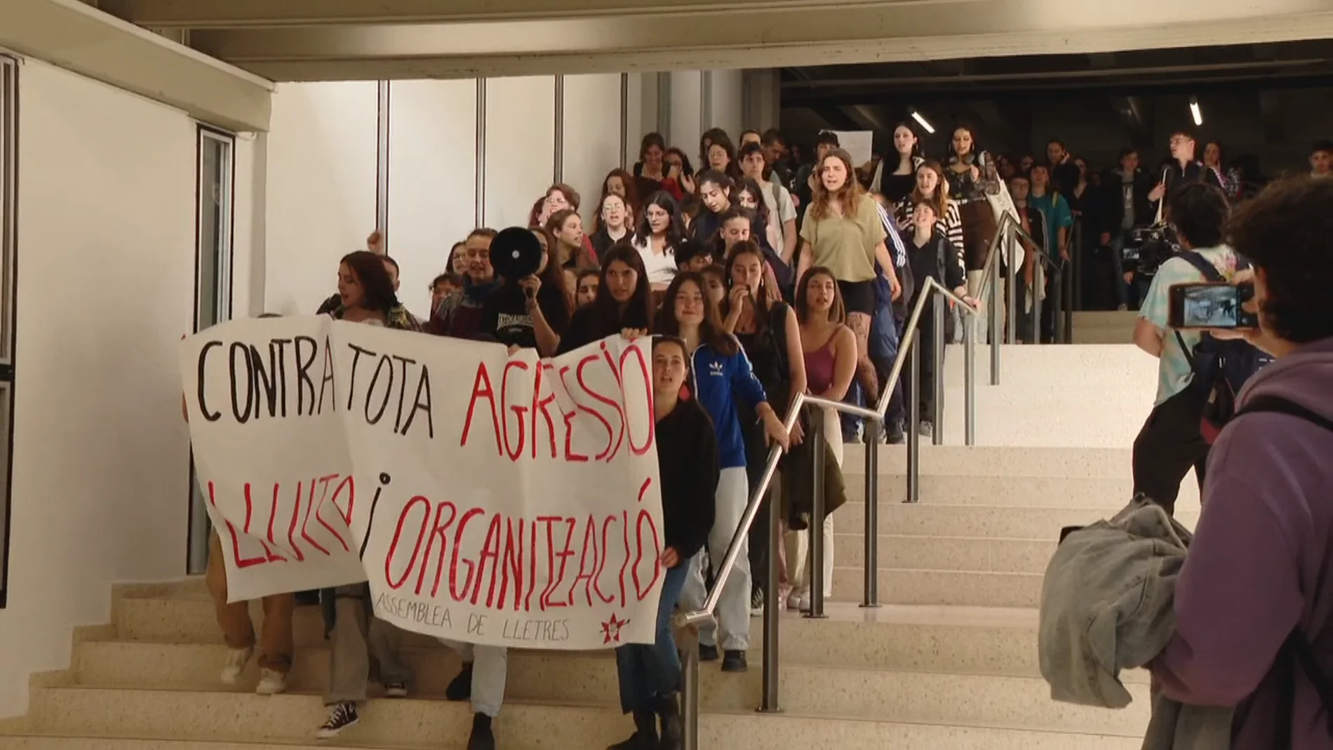 Protesta de cientos de estudiantes de la UAB contra los casos de acoso sexual de un profesor