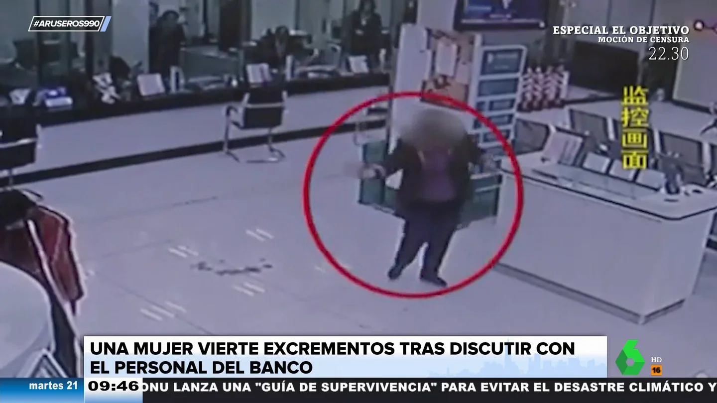 Una mujer esparce excrementos en una sucursal bancaria tras haber discutido con el personal Una mujer esparce excrementos en una sucursal bancaria tras haber discutido con el personal
