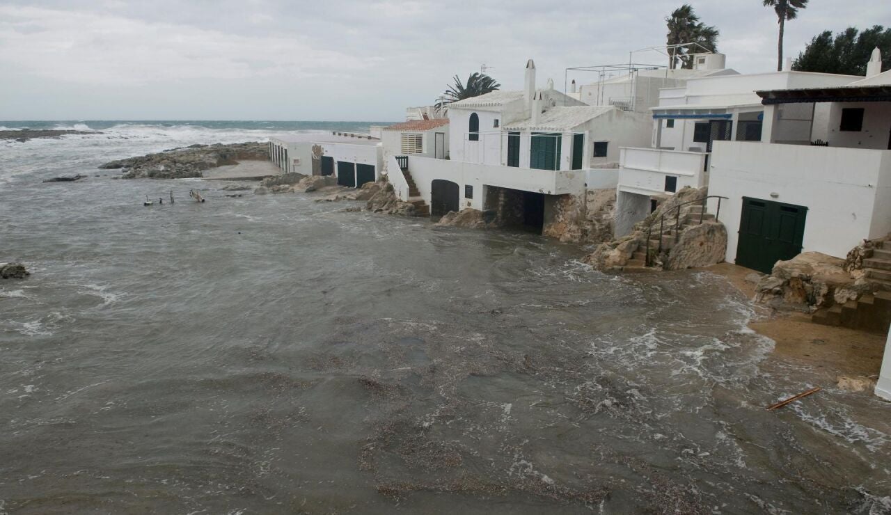 El agua llegando hasta unas casas en Menorca