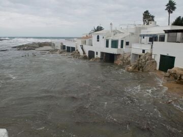 El agua llegando hasta unas casas en Menorca