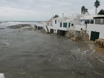 El agua llegando hasta unas casas en Menorca El agua llegando hasta unas casas en Menorca
