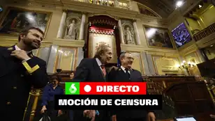 Ramón Tamames, abandonando el Congreso de los Diputados tras la primera sesión del debate de moción de censura contra Sánchez