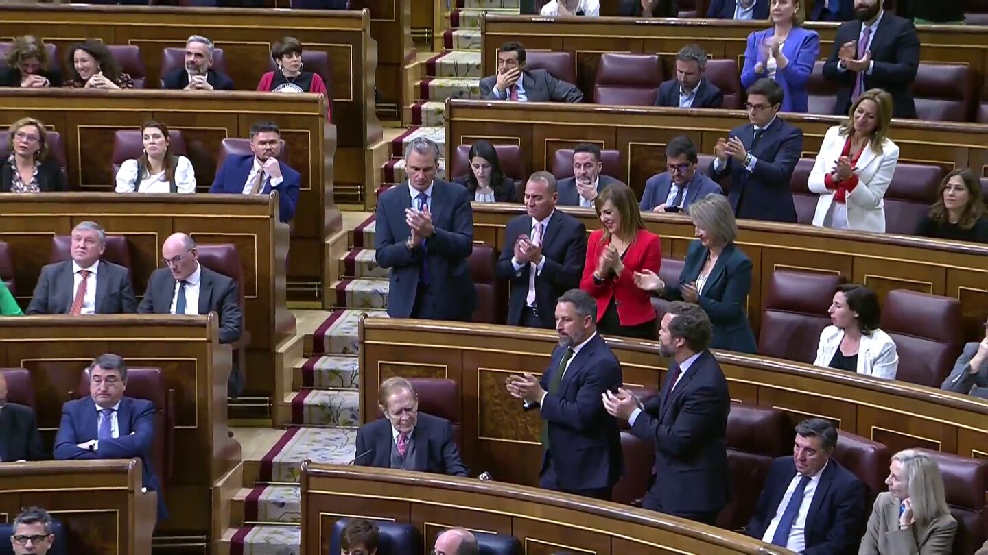 Aplausos de Vox a Tamames tras finalizar su discurso