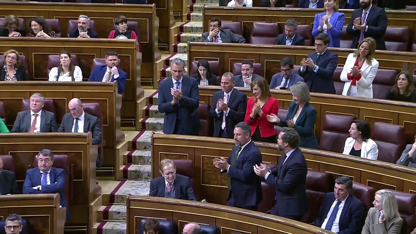 Aplausos de Vox a Tamames tras finalizar su discurso Aplausos de Vox a Tamames tras finalizar su discurso