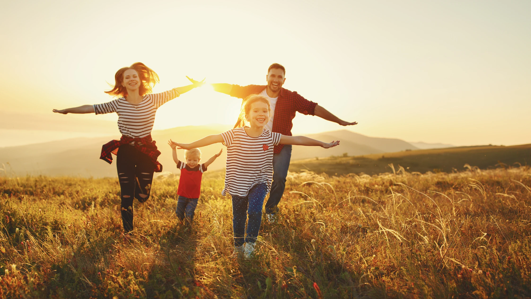 Imagen de archivo de una familia feliz en el campo