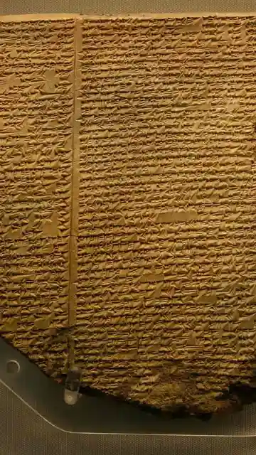 Poema de Gilgamesh sobre una tablilla de arcilla.
