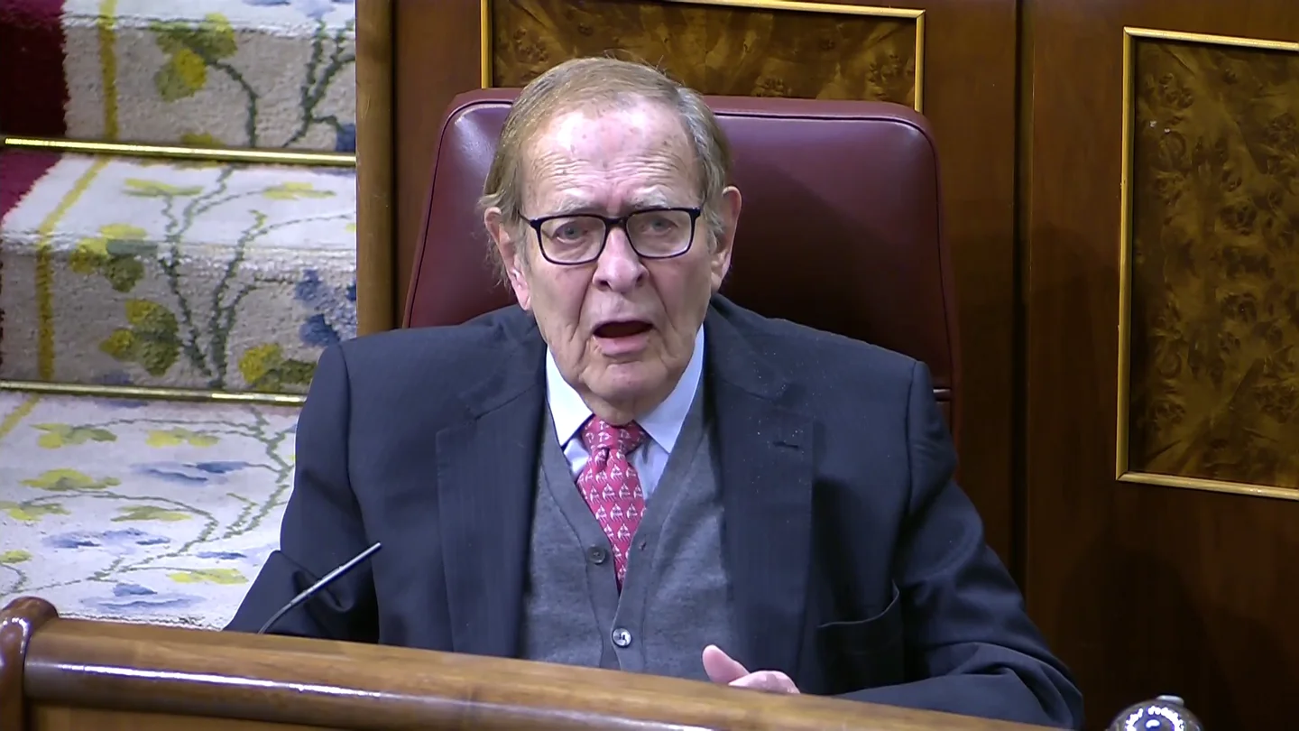 Tamames reprocha "un tocho de 20 folios" a Sánchez Tamames reprocha "un tocho de 20 folios" a Sánchez