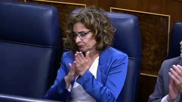 María Jesús Montero aplaude a Yolanda Díaz