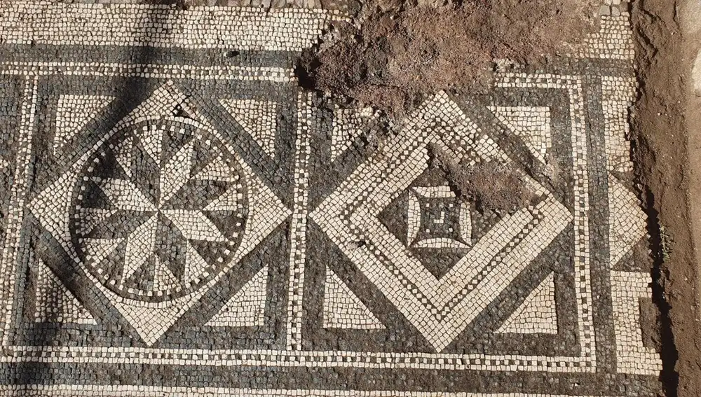 Mosaico hallado en Pompeya tras las excavaciones arqueológicas
