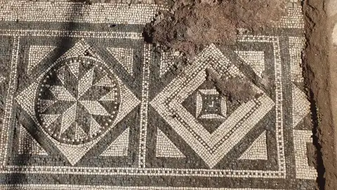 Mosaico hallado en Pompeya tras las excavaciones arqueológicas Mosaico hallado en Pompeya tras las excavaciones arqueológicas