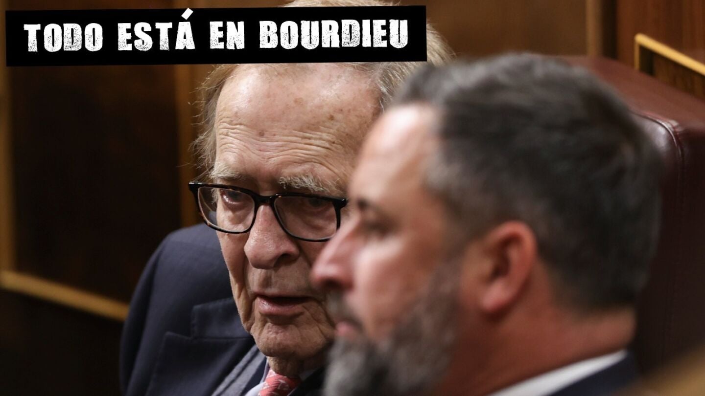 El profesor Ram&oacute;n Tamames junto a Santiago Abascal durante la moci&oacute;n de censura de VOX contra Pedro S&aacute;nchez.