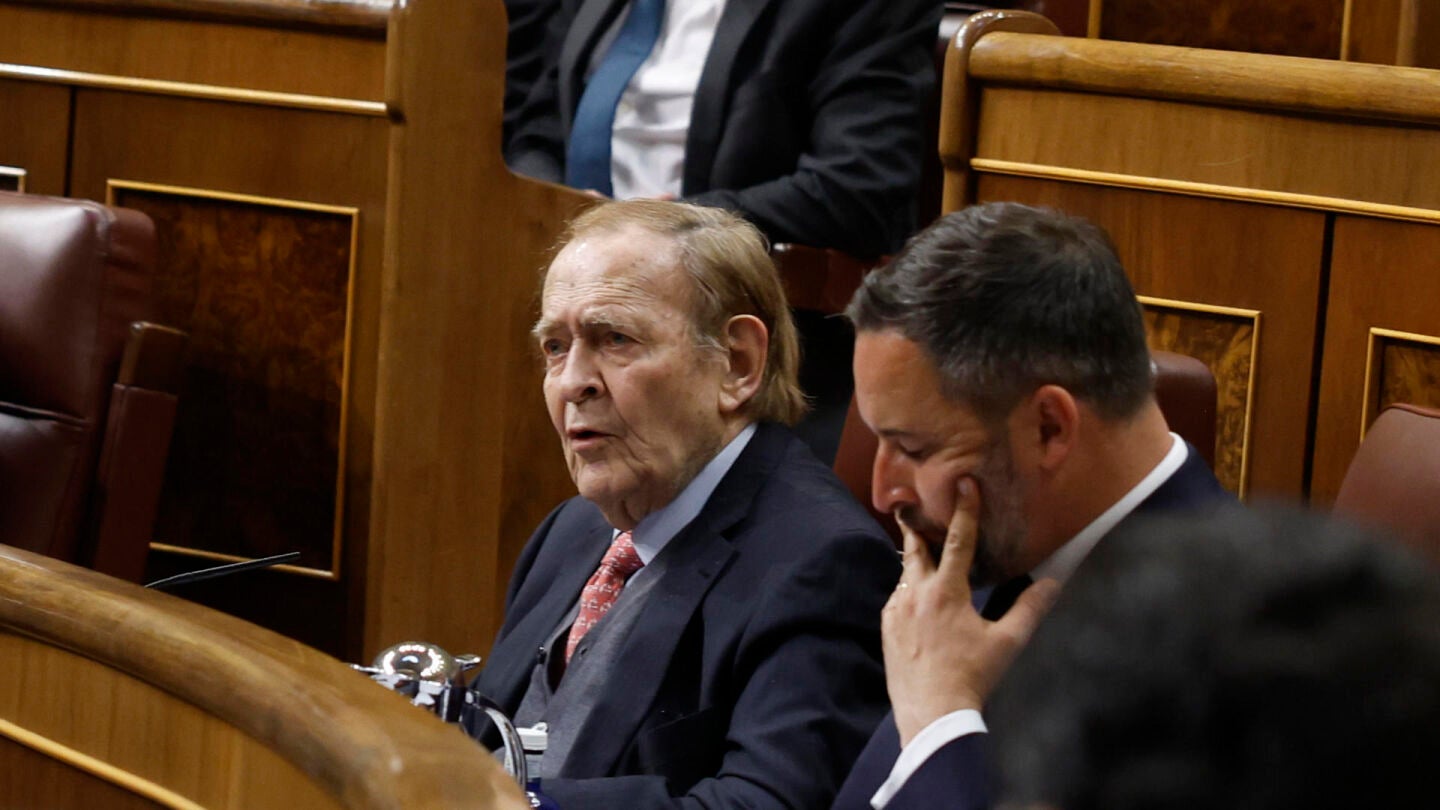 El profesor Ramón Tamames, junto al líder de VOX, Santiago Abascal (d), durante el debate de la moción de censura de VOX.