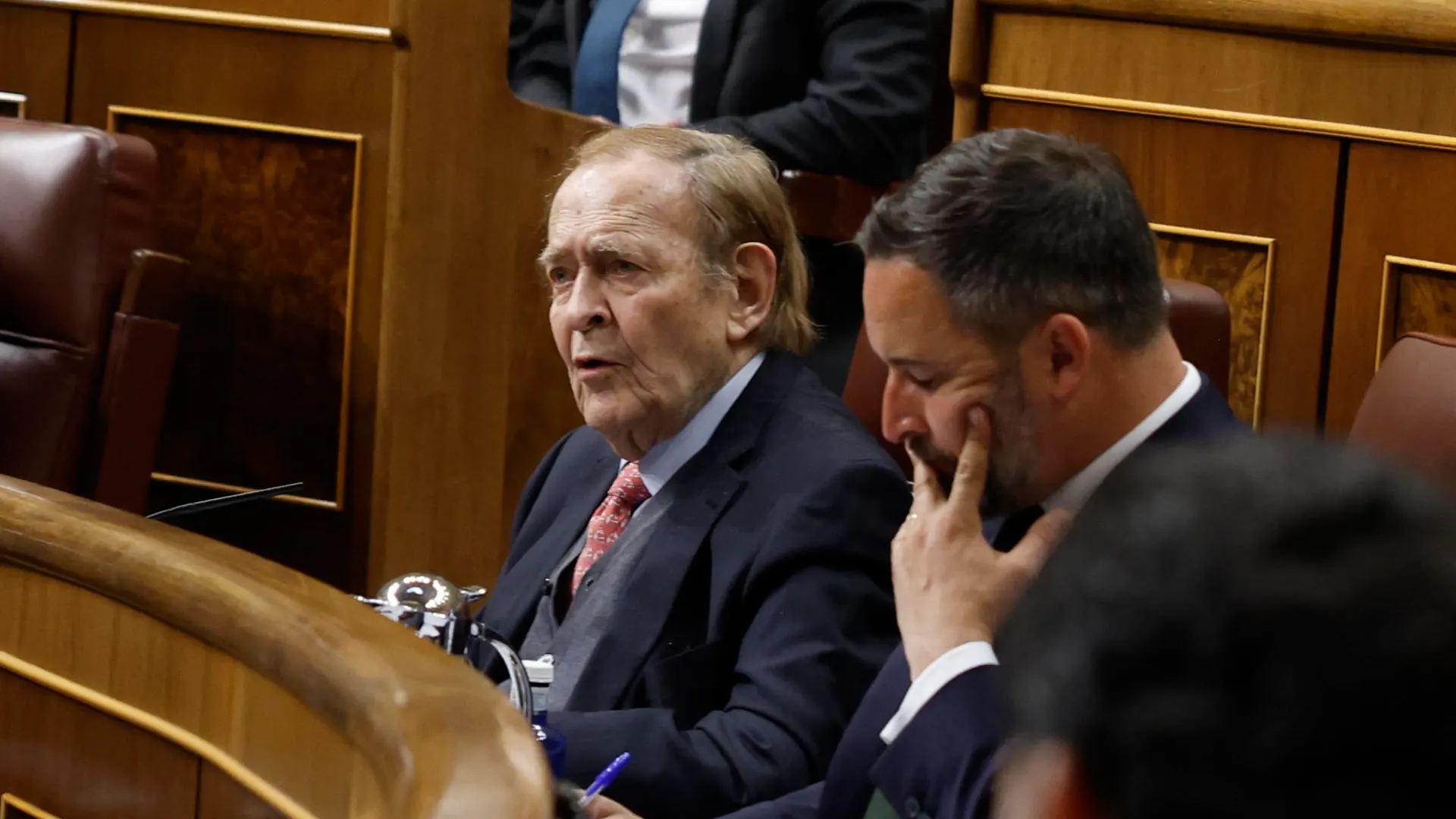 El profesor Ramón Tamames, junto al líder de VOX, Santiago Abascal (d), durante el debate de la moción de censura de VOX.