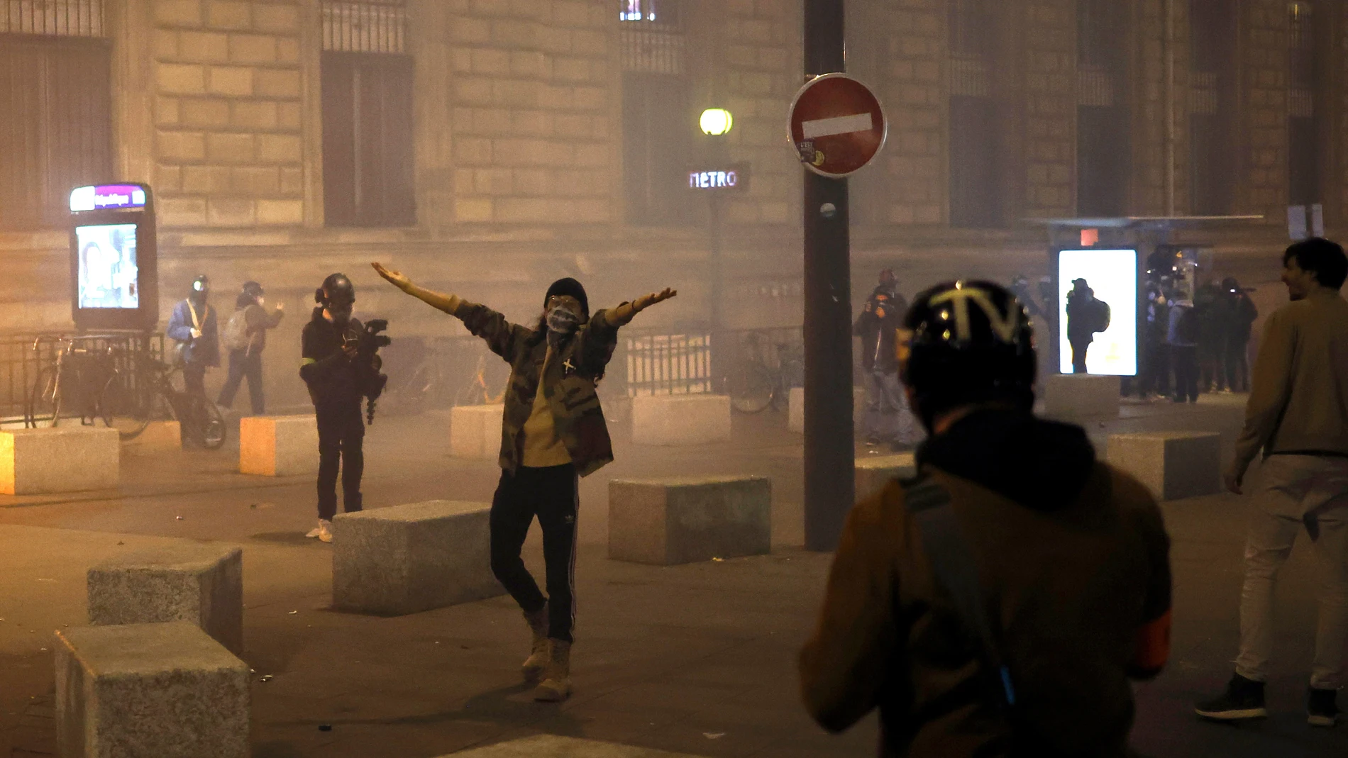 Un manifestante reacciona durante los enfrentamientos con la policía antidisturbios francesa en la plaza Republique después de una manifestación contra la reforma de las pensiones del gobierno en París, Francia, el 21 de marzo de 2023.
