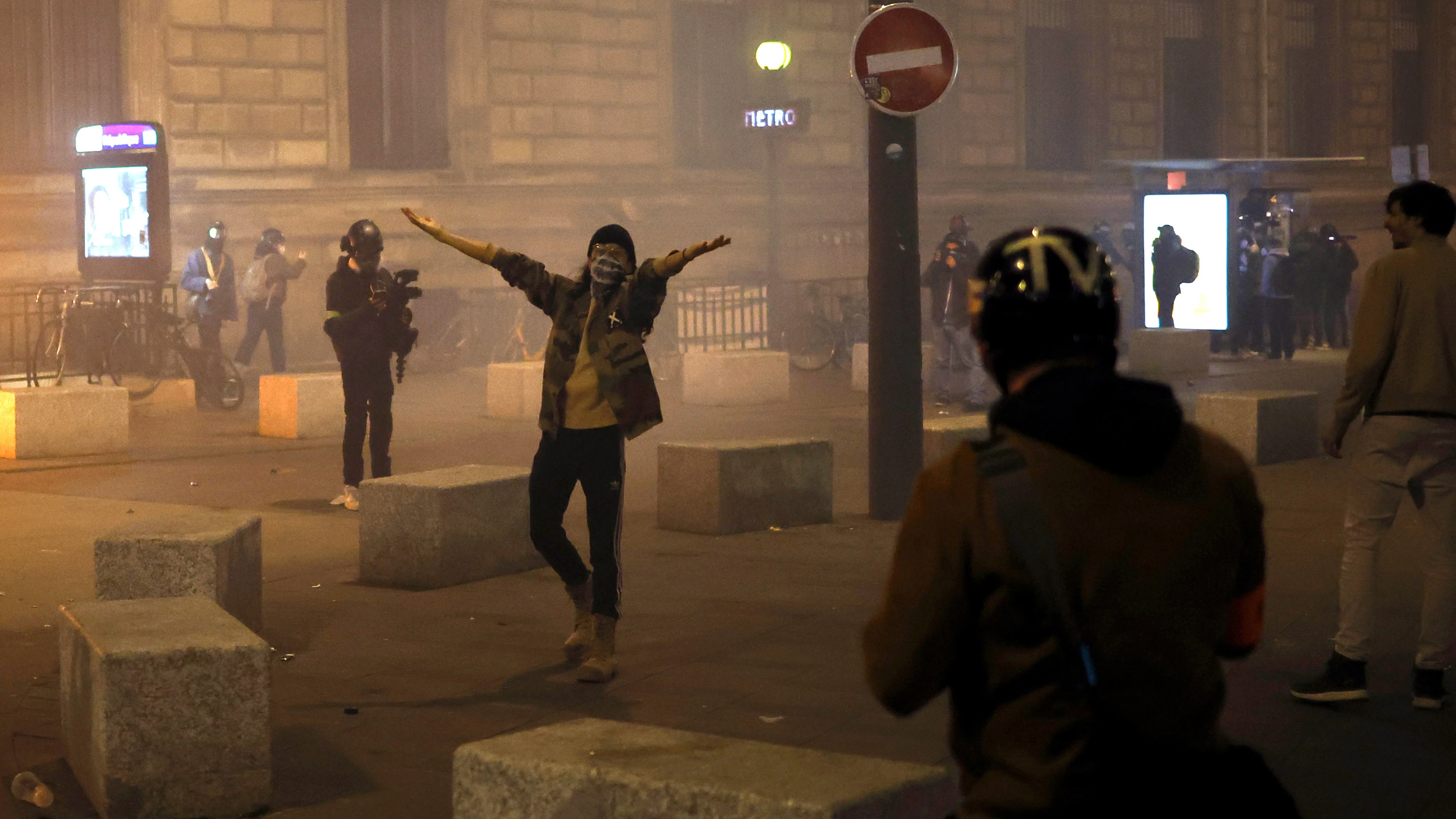 Un manifestante reacciona durante los enfrentamientos con la policía antidisturbios francesa en la plaza Republique después de una manifestación contra la reforma de las pensiones del gobierno en París, Francia, el 21 de marzo de 2023.