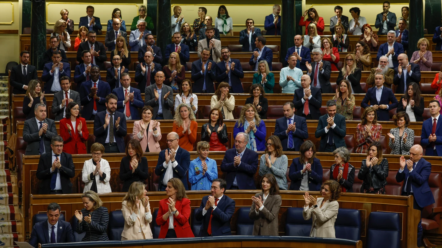 El presidente del Gobierno, Pedro Sánchez (i), es aplaudido por los miembros del Gobierno y la bancada socialista. El presidente del Gobierno, Pedro Sánchez (i), es aplaudido por los miembros del Gobierno y la bancada socialista.