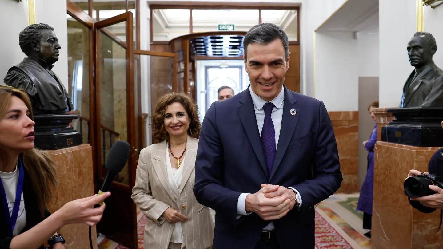 El presidente del Gobierno, Pedro Sánchez, y la ministra María Jesús Montero El Congreso rechaza la moción de censura de Vox contra Pedro Sánchez