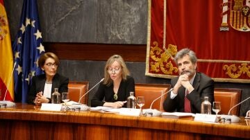 De izquierda a derecha: las vocales del CGPJ Concepción Saez, Clara Martínez y el expresidente del Tribunal Supremo y del Consejo General del Poder Judicial, Carlos Lesmes.
