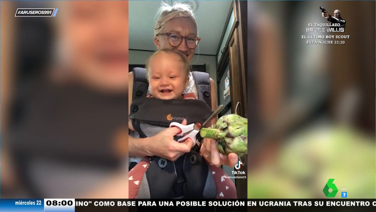 El contagioso ataque de risa de un beb&eacute; cuando ve a su madre cortar una alcachofa 