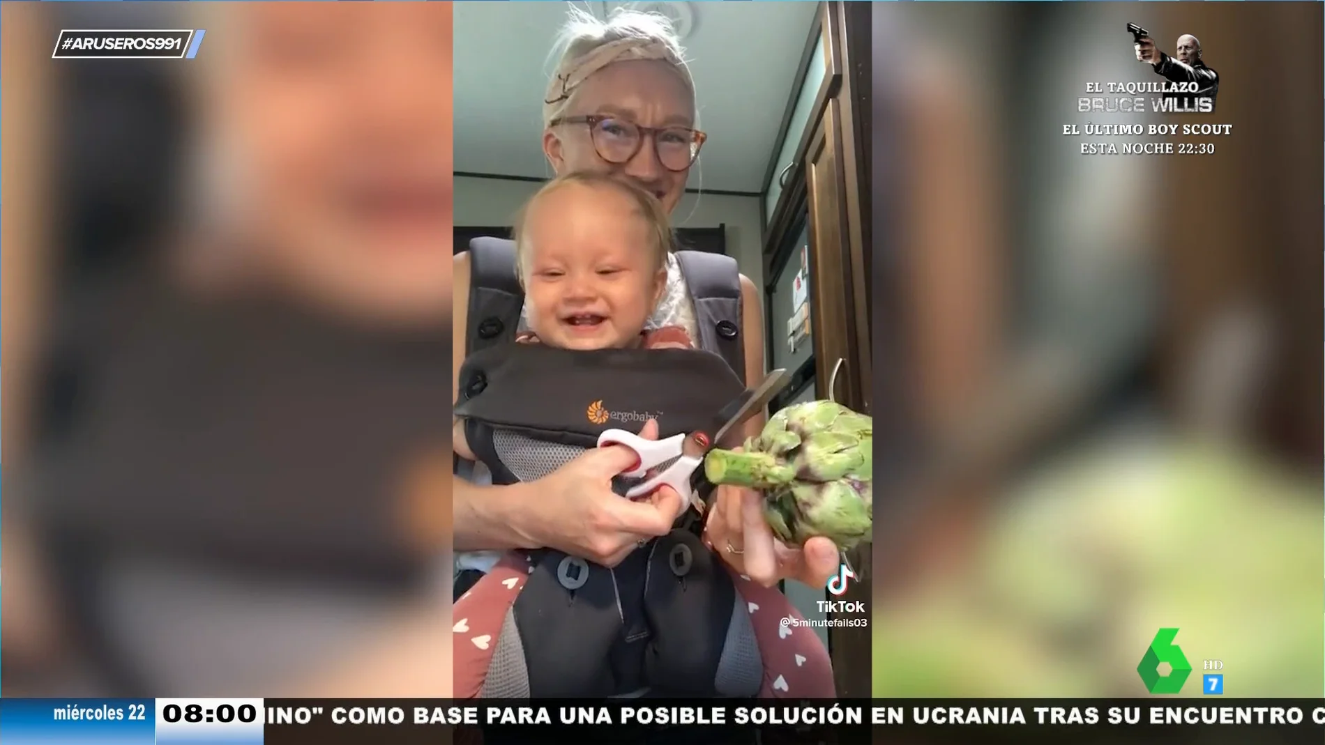 El contagioso ataque de risa de un bebé cuando ve a su madre cortar una alcachofa 
