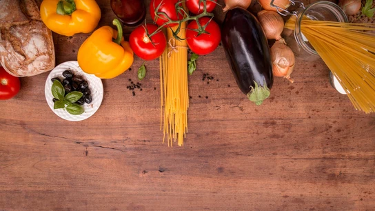 Imagen de archivo de una mesa con alimentos de la cocina mediterránea. Imagen de archivo de una mesa con alimentos de la cocina mediterránea.