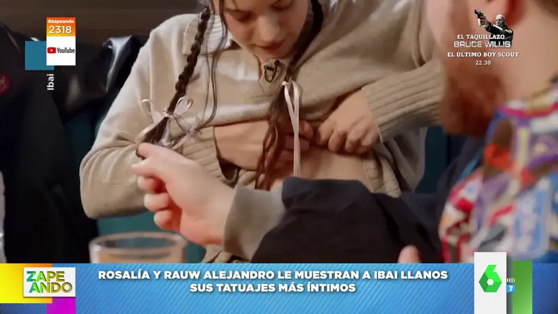 Rosalía enseña a Ibai Llanos el tatuaje que se ha hecho con el nombre de Rauw Alejandro  