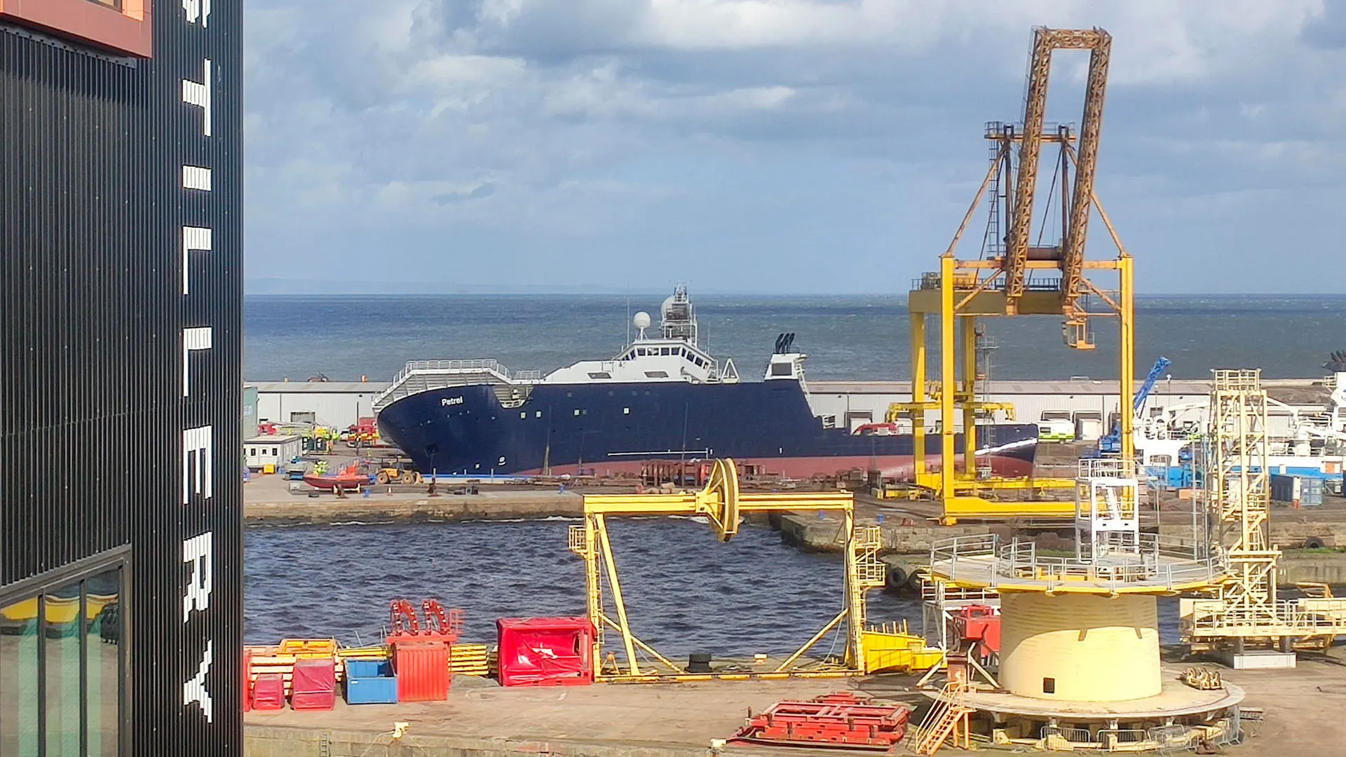 Al menos 25 heridos al descolgarse un barco de su muelle en Escocia