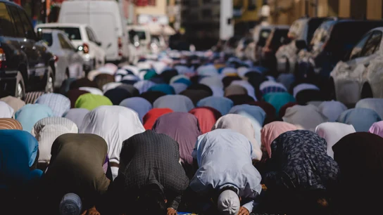 Un grupo de hombres rezando en las calles de Deira, en la ciudad de Dubái Un grupo de hombres rezando en las calles de Deira, en la ciudad de Dubái