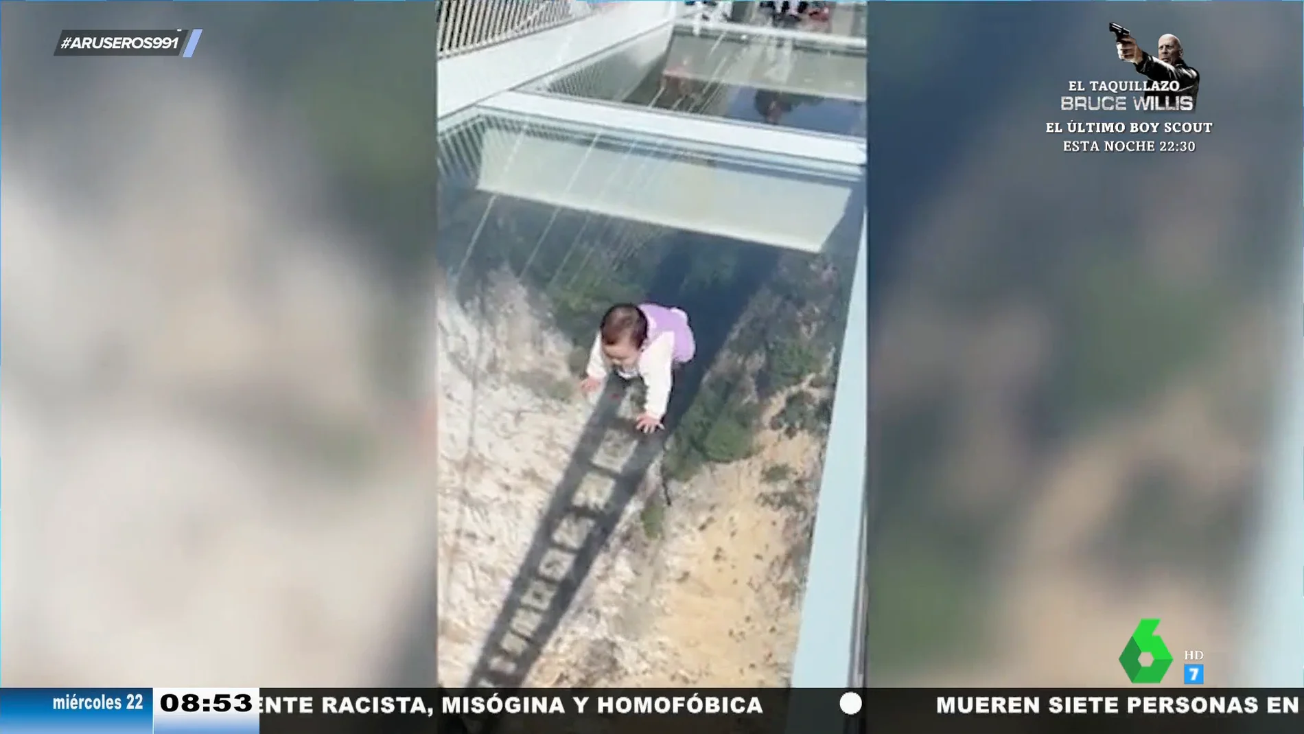 Sin vértigos ni miedos: un bebé cruza a gatas el puente de cristal suspendido sobre una altura de 300 metros