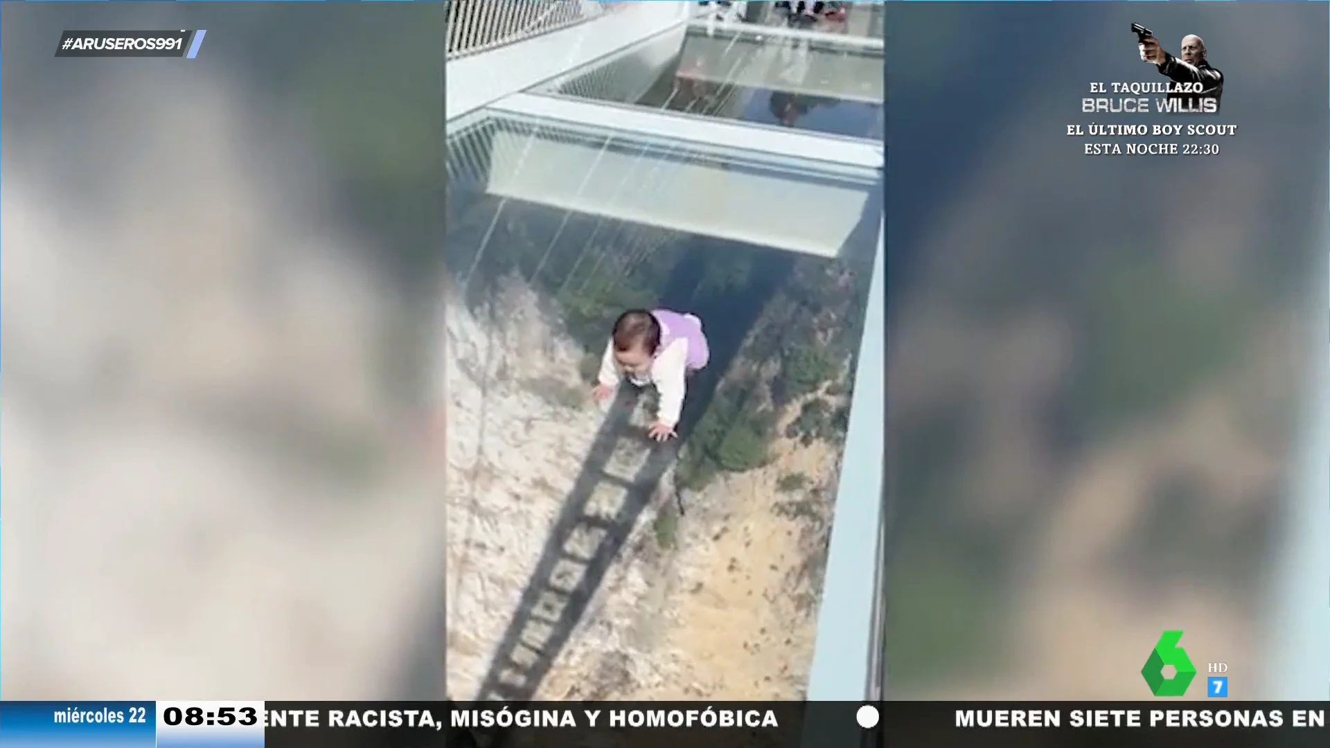 Sin vértigos ni miedos: un bebé cruza a gatas el puente de cristal suspendido sobre una altura de 300 metros